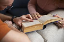 Deux personnes qui lisent un livre