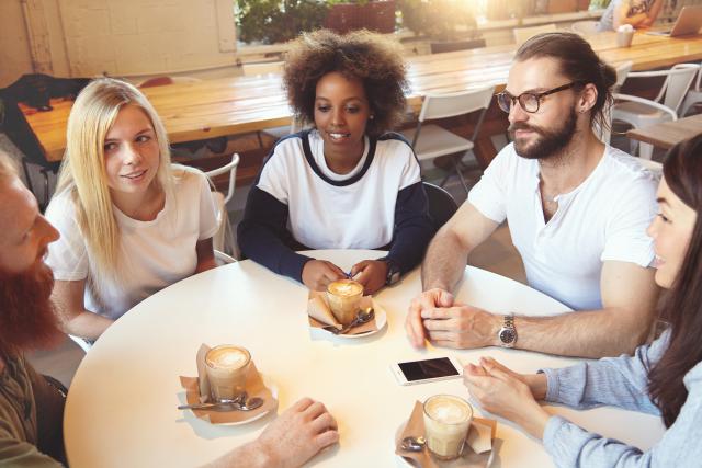 Un groupe de personnes qui boit un café