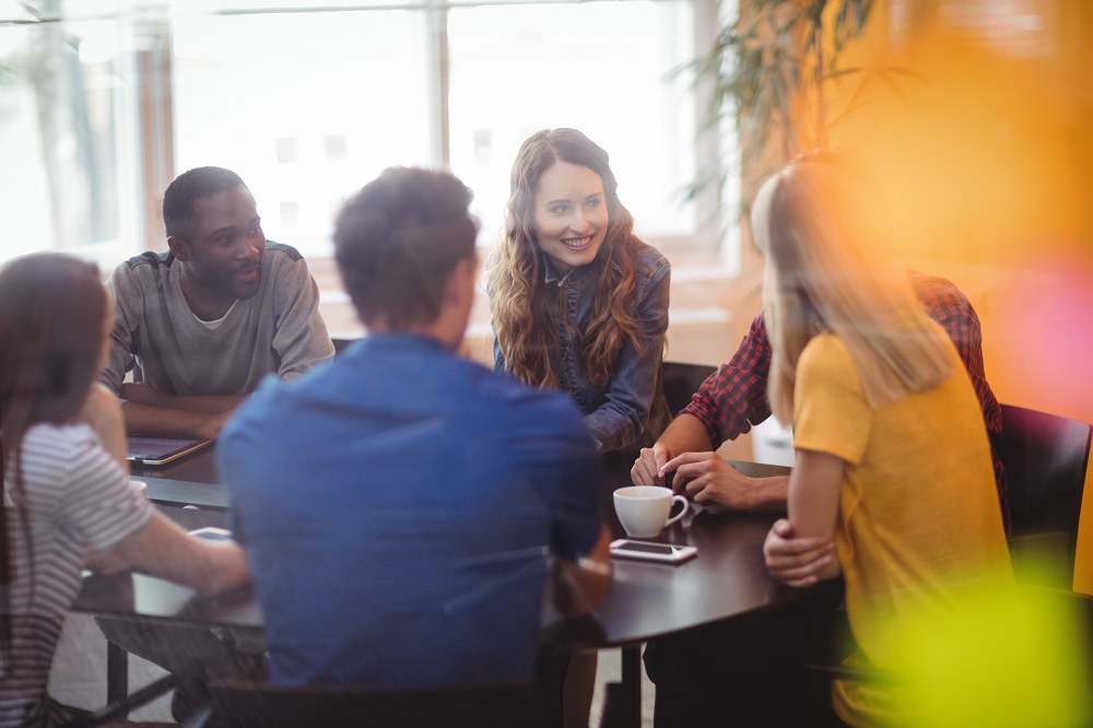 Un groupe de personnes prend un café en discutant