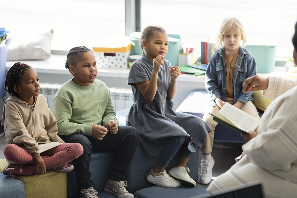 Des enfants écoutent une lecture