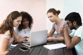 Groupe de jeunes qui travaille sur un ordinateur